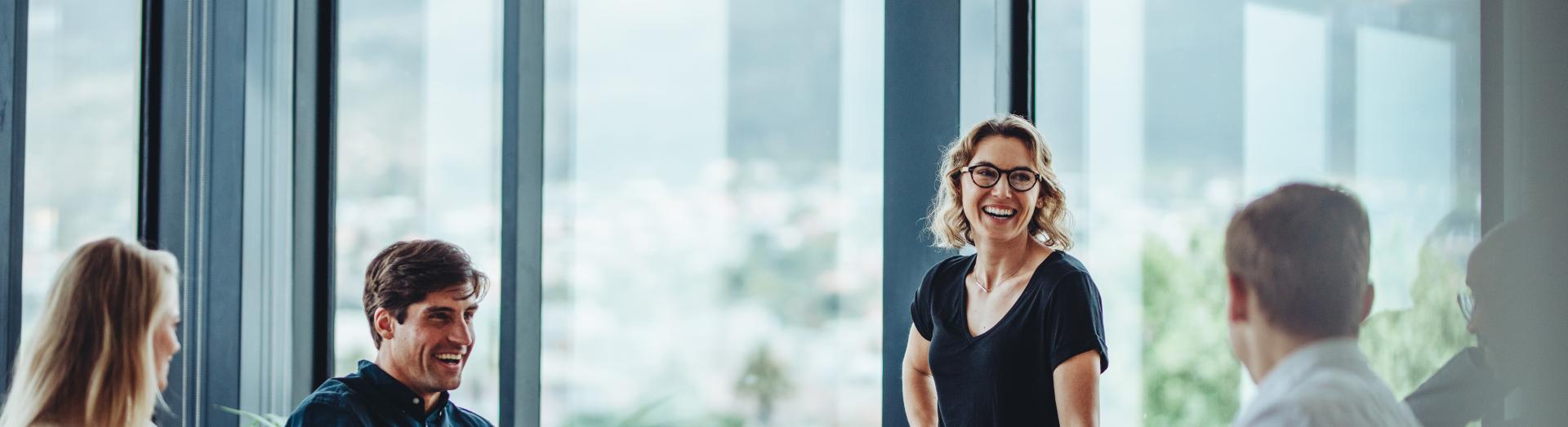 Business Meeting mit fünf Personen in hellen Büroraum