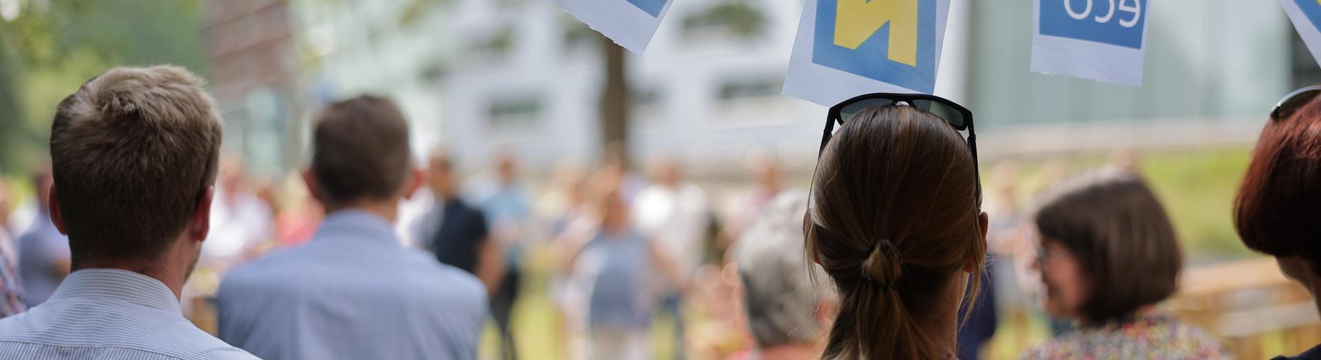 Sommerfest mit ecoplus Mitarbeitenden auf Wiese hinter dem Firmengebäude