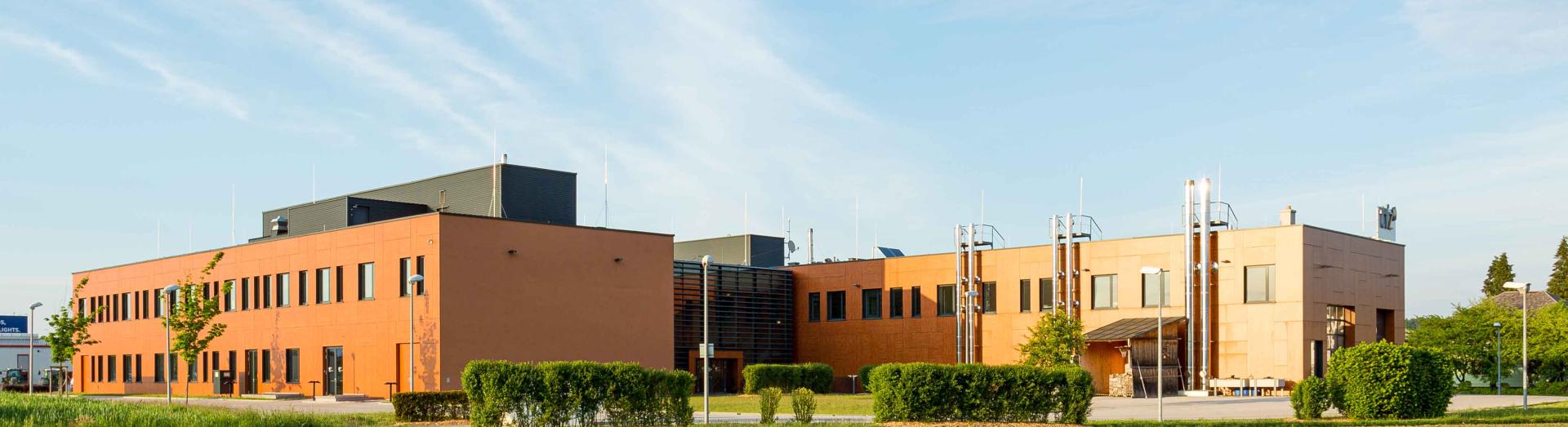 Technologie- und Forschungszentrum Wieselburg – Außenansicht mit Acker im Vordergrund