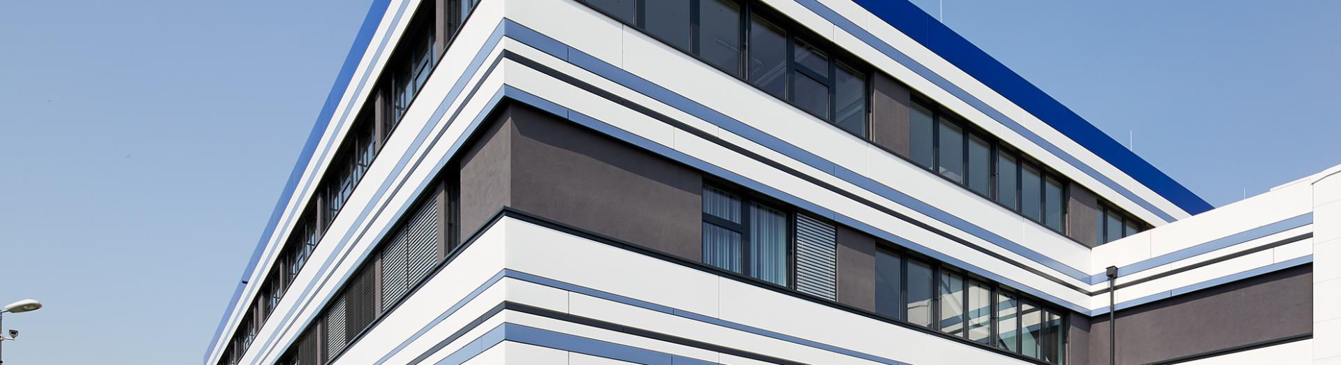 TFZ Seibersdorf Außenansicht aus der Froschperspektive mit Wiese im Vordergrund