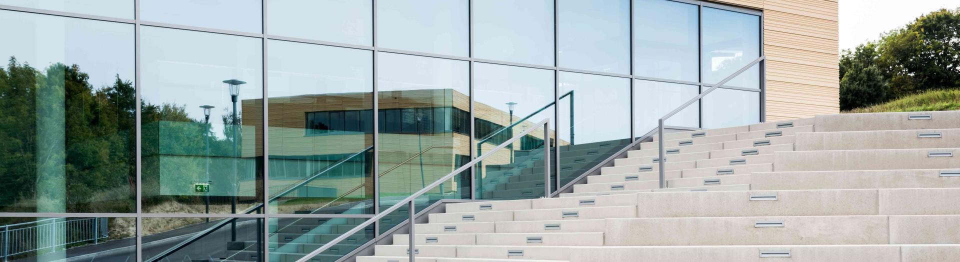 Glasfront des xista science park Gebäude mit seitlicher Außentreppe