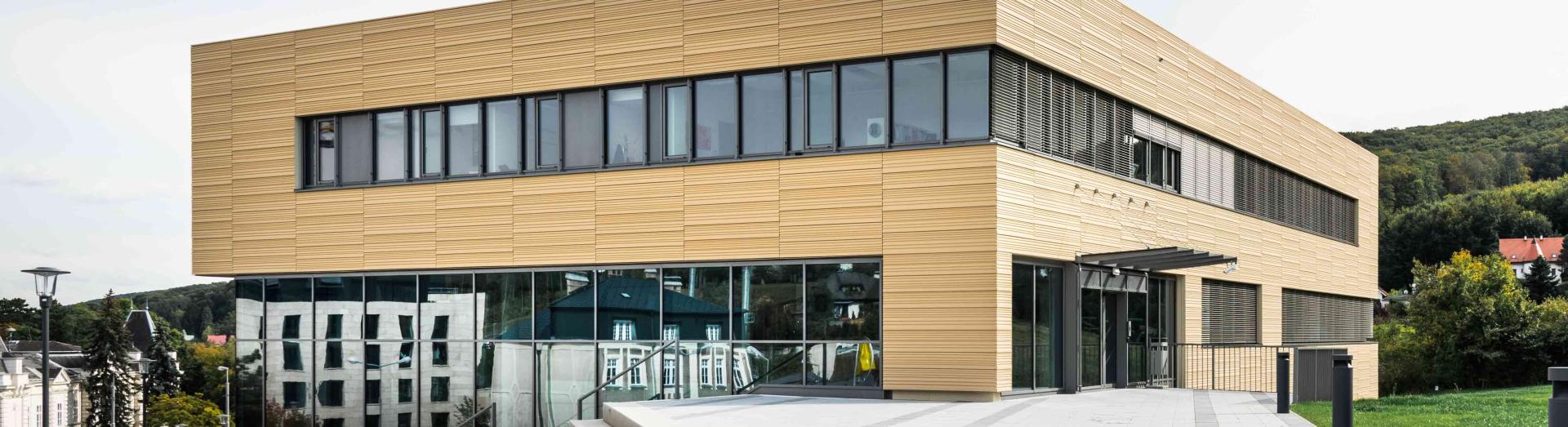 xista science park Gebäude in seitlicher Ansicht und Stiege im Vordergrund