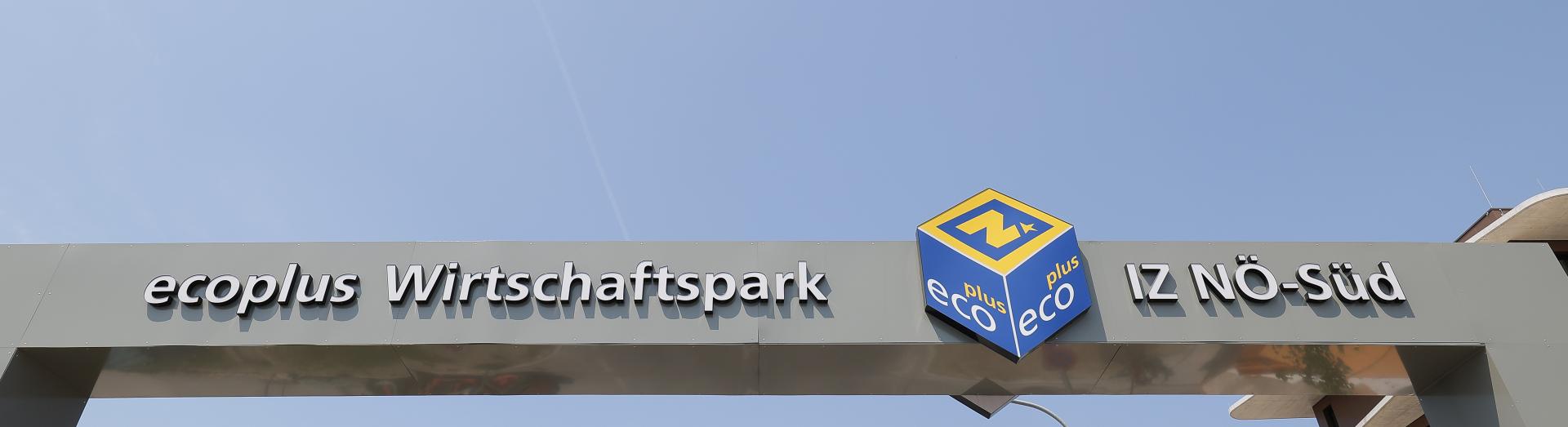 Neuer Torbogen mit Schriftzug IZ NÖ-Süd