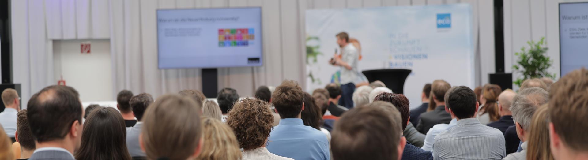 Event ecoplus mit belegten Sitzplätzen und Blick zur Bühne