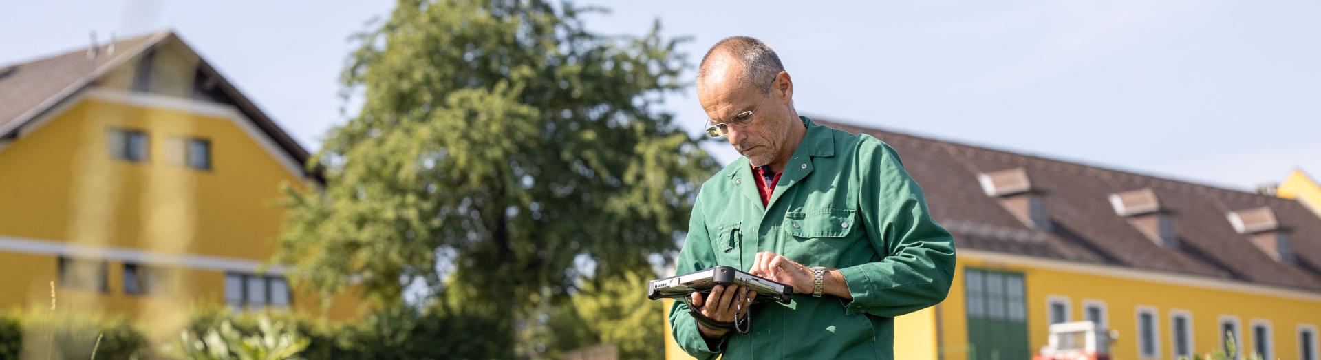Mann mit Ipad am Feld zur Analyse