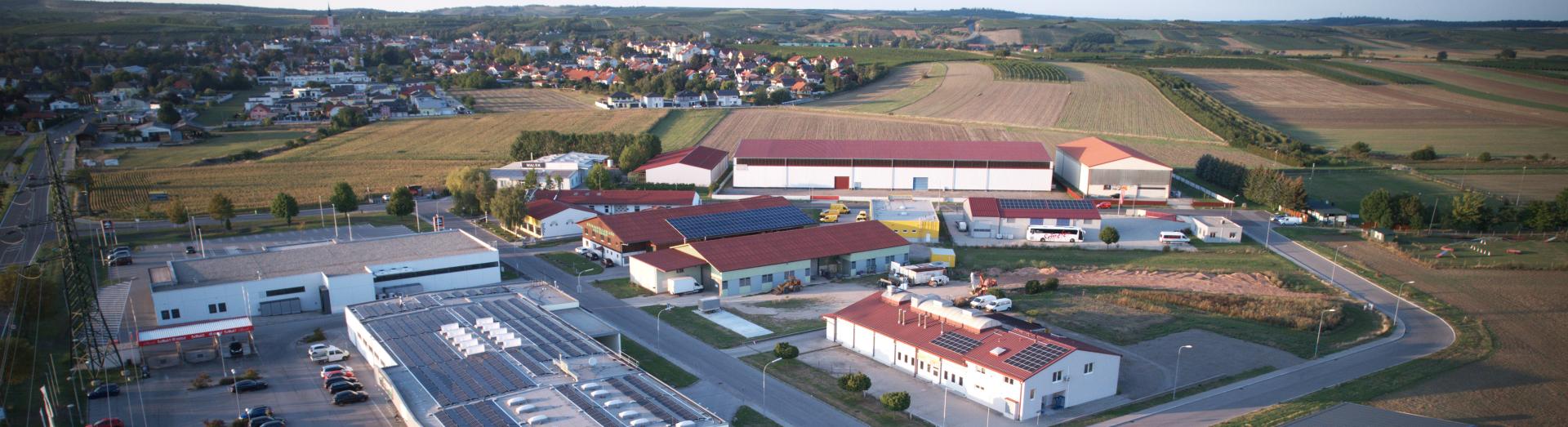 Drohnenfoto vom Wirtschaftspark Poysdorf mit Firmengebäuden