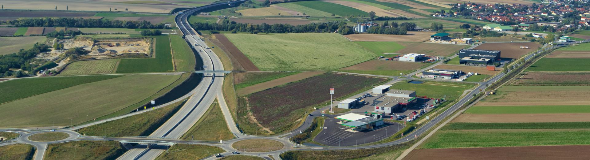 Luftbild Wirtschaftspark Wilfersdorf-Mistelbach - am Horizont ganz viele Windräder