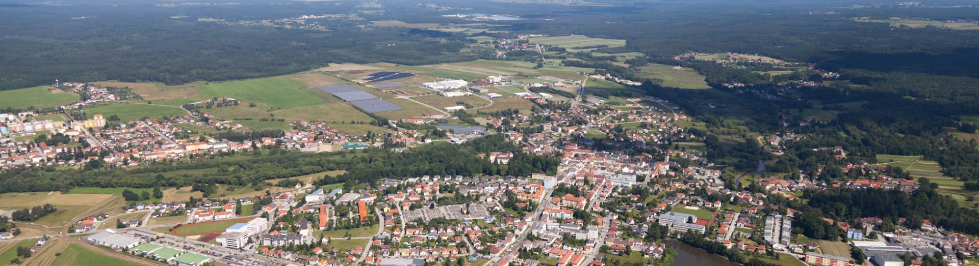 Luftbild der Stadt Gmünd mit Bahnhof und Teich im Vordergrund und Wirtschaftspark im Hintergrund