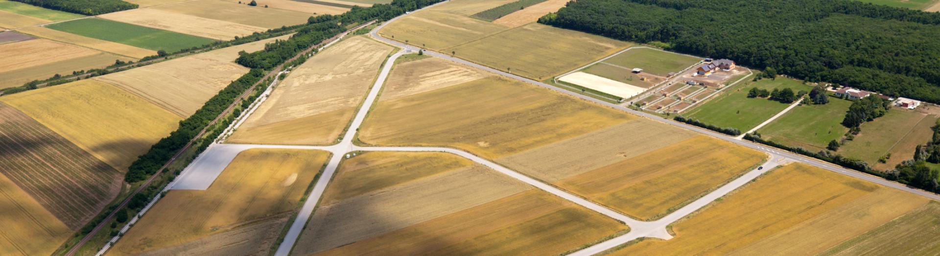 Luftbild Wirtschaftspark Marchegg mit umgebenden Feldern und Marchegg-Bahnhofsiedlung