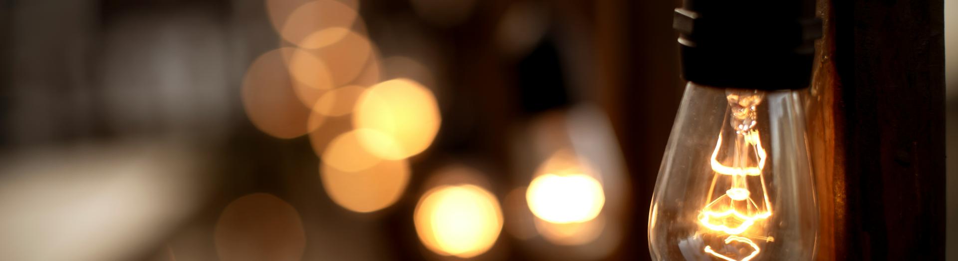 Mehrere leuchtende teils unscharfe Glühbirnen