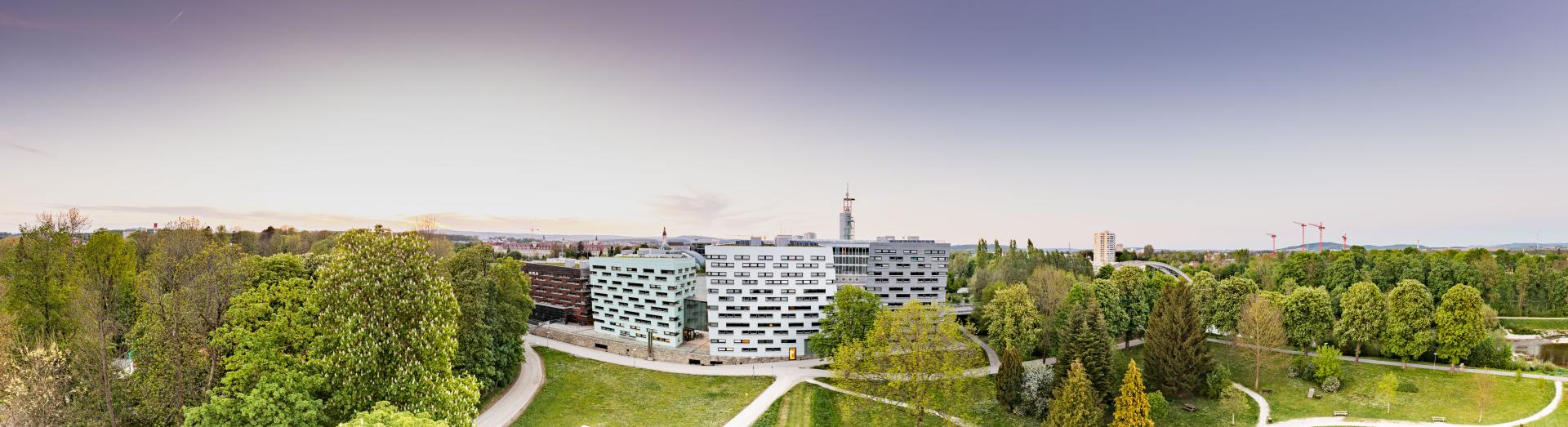 Wirtschaftszentrum Niederösterreich Drohnenansicht mit Park im Süden