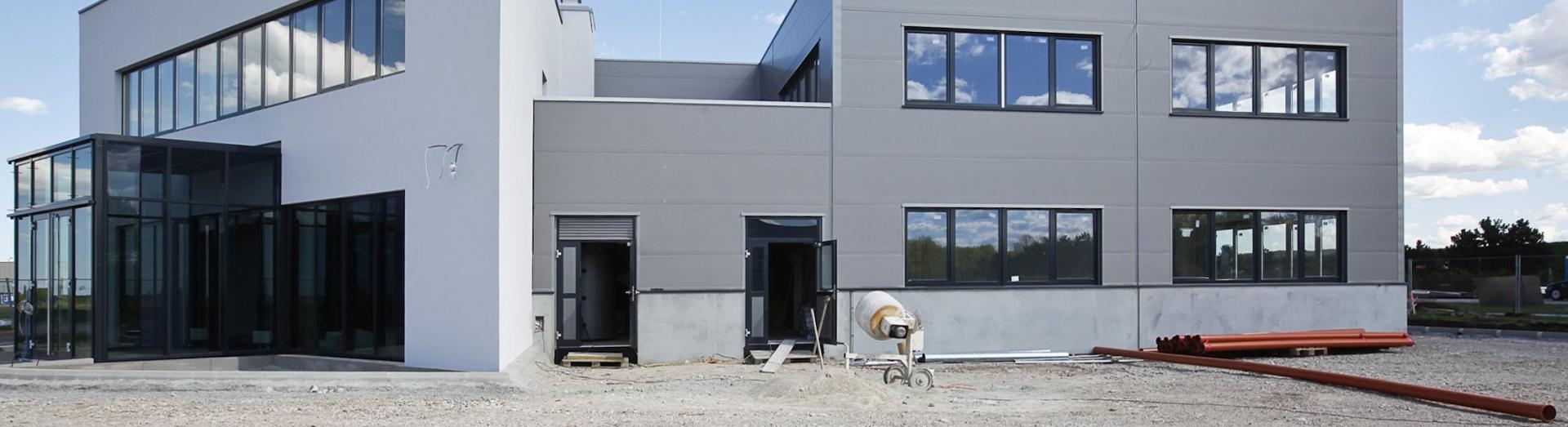 Baustellenansicht eines Firmengebäudes mit Mischmaschine