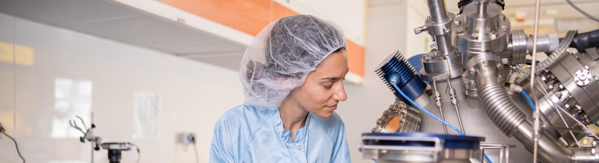 Dame hantiert an Forschungsmaschine