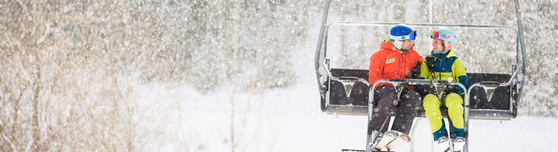 Paar im Sessellift bei Schneefall - Annaberg beim Skifahren