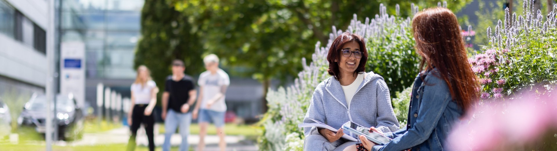 Zwei junge Damen bei einer Lernsituation im Freien