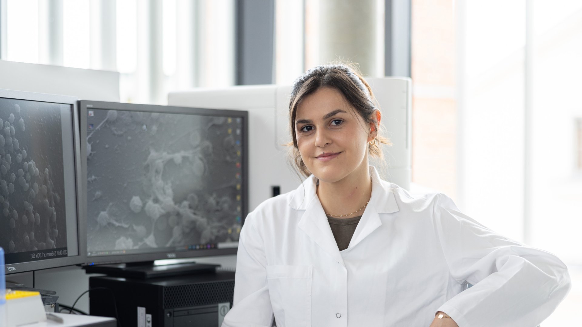 Junge Forscherin am PC