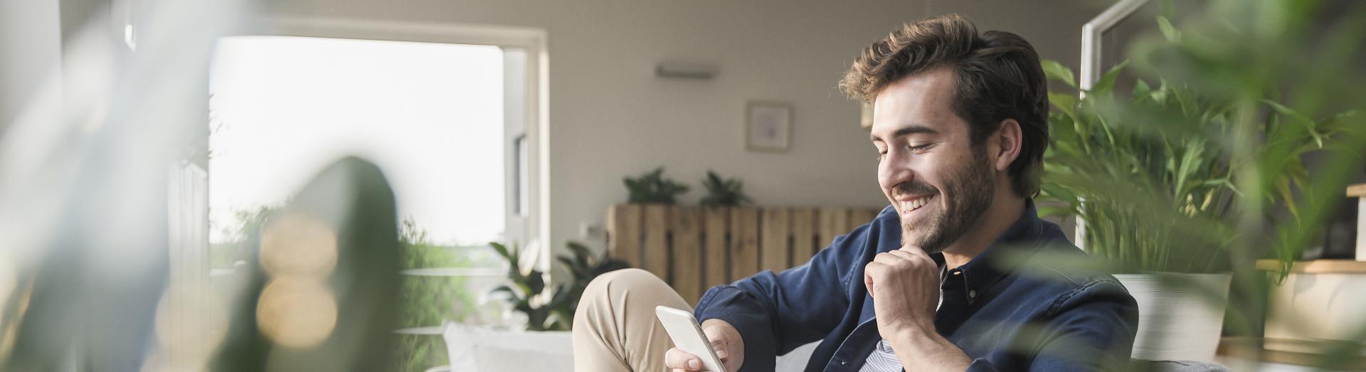 Junger Mann mit dem Handy