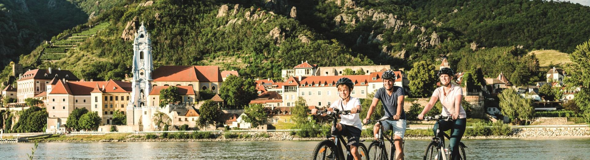 zwei Personen fahren mit einem Rad