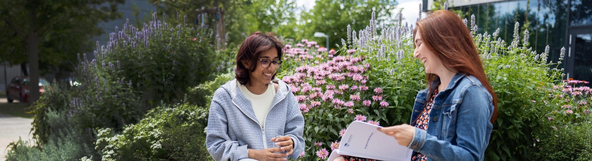 Zwei junge Studentinnen beim Lernen im Freie