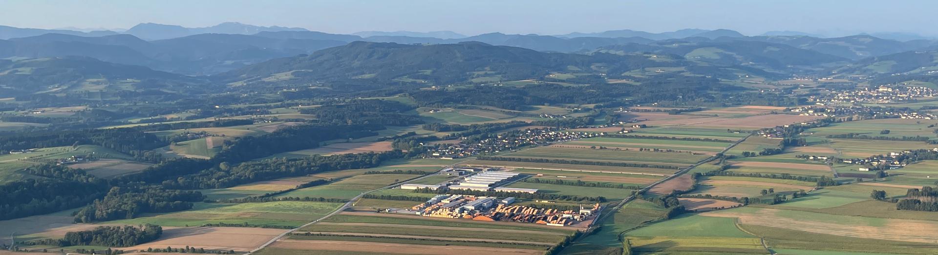 Luftbild Wirtschaftspark Wolfpassing mit vielen umgebenden Feldern