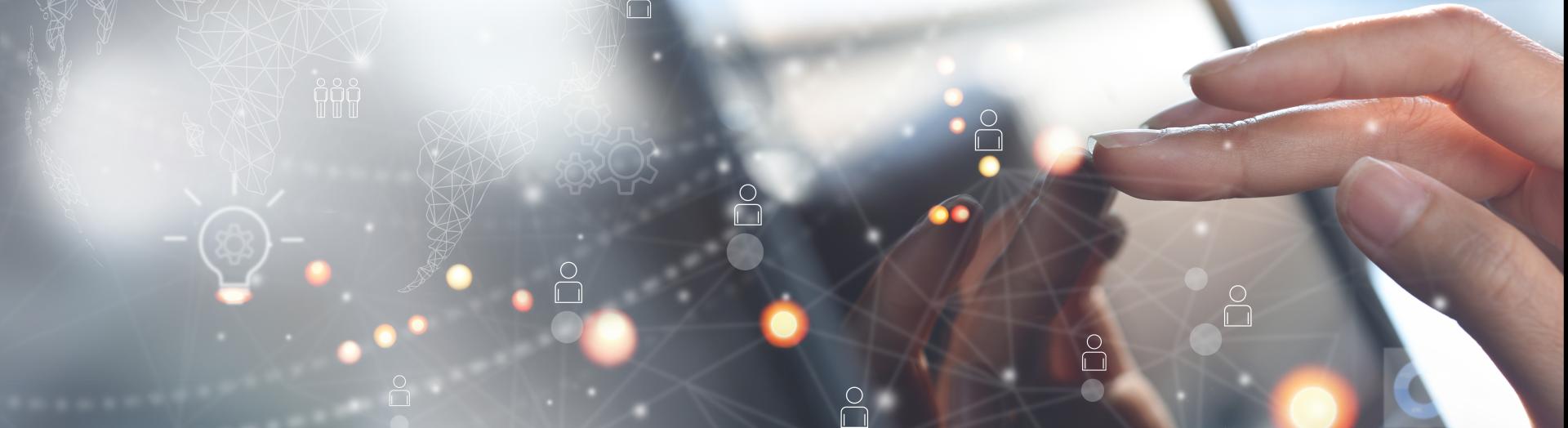 Finger einer Hand tippen auf iPad-Oberfläche