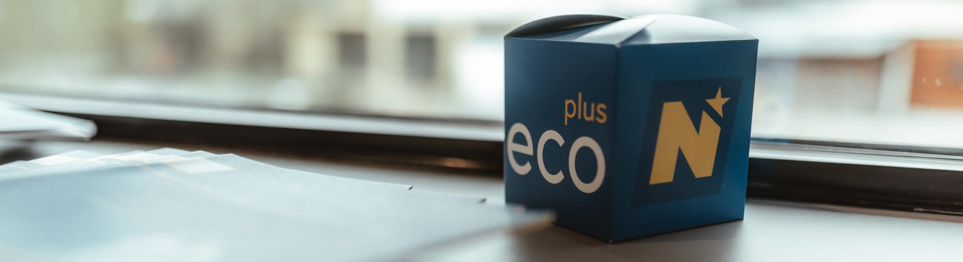 kleiner ecoplus Kartonwürfel auf Fensterbrett