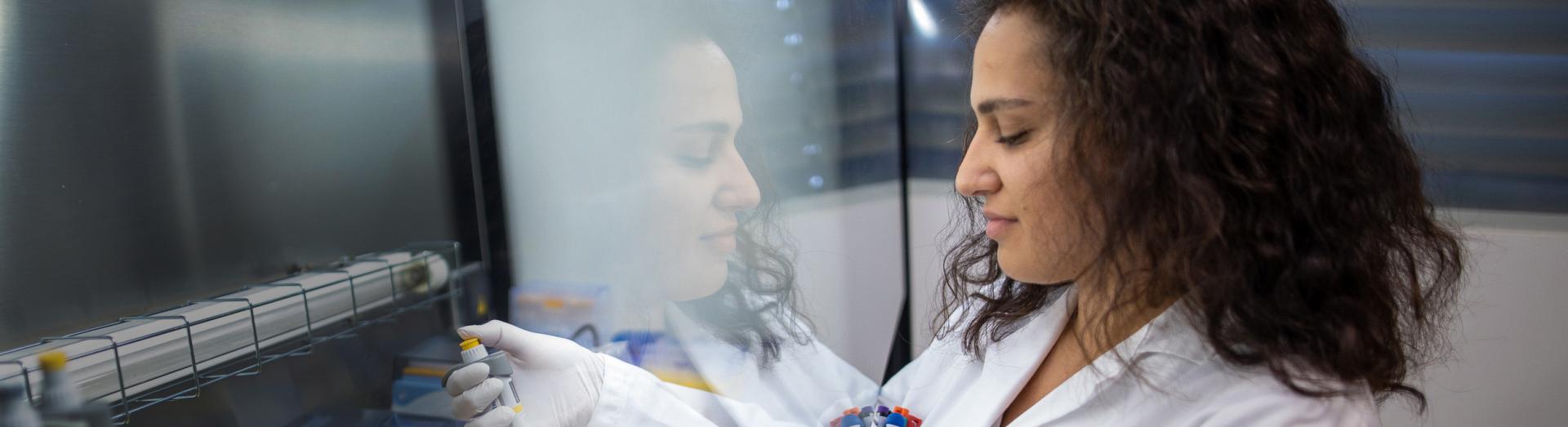 Forschung in den TFZ - Forscherin beim Pipettieren