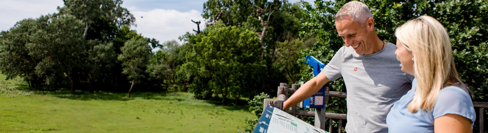 Ein Paar beim Betrachten der Storchhaus Marchegg Infotafeln