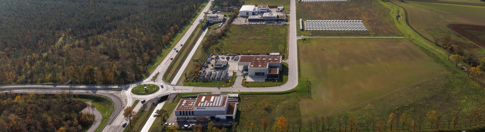 Luftbild Wirtschaftspark Föhrenwald mit Kreisverkehr und Autobahn im Vordergrund