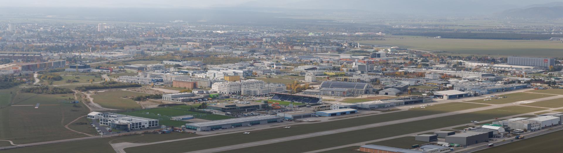 Luftbild Wirtschaftspark Wiener Neustadt mit Flughafen im Vordergrund