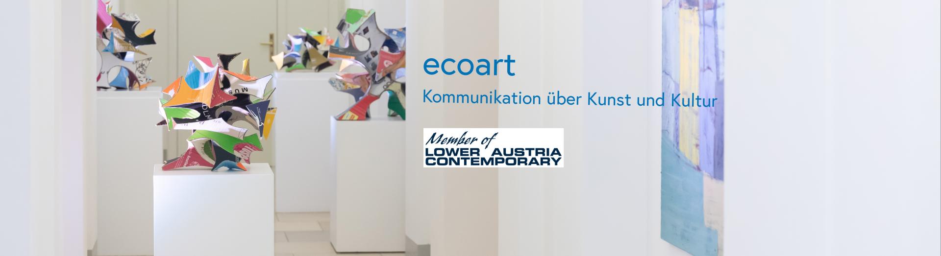 ecoart - Kommunikation über Kunst und Kultur: Kunstwerke in einer Ausstellung mit Logo