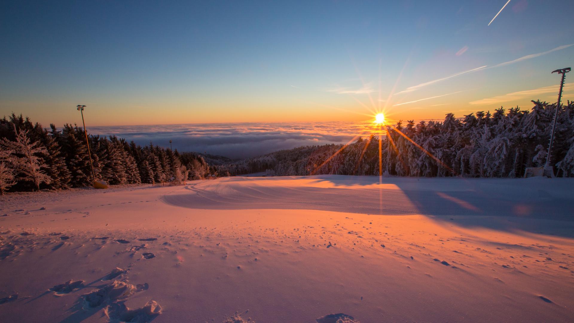 Sonnenaufgang am verschneiten Skigebiet Jauerling