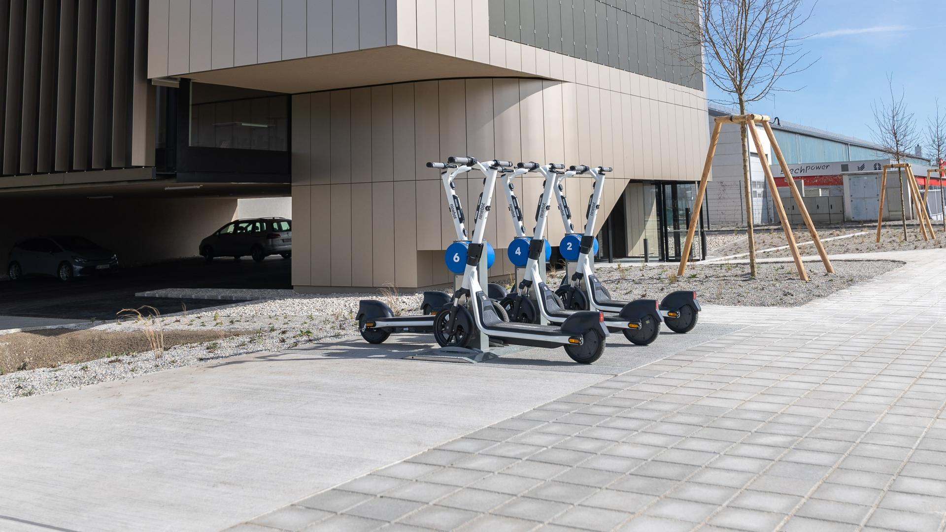 E-Scooter vor Gebäude