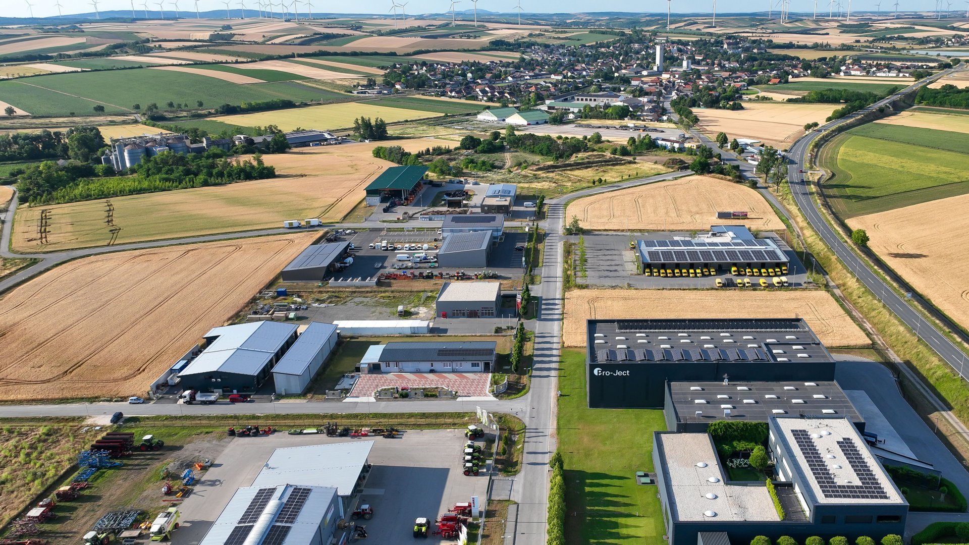 Luftbild des Wirtschaftspark Mistelbach-Areals mit Autobahn A5, Feldern und Ortschaft im Hintergrund