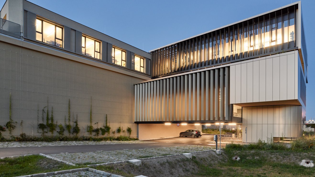 Außenansicht ecoforum bei Dämmerung mit Beleuchtung