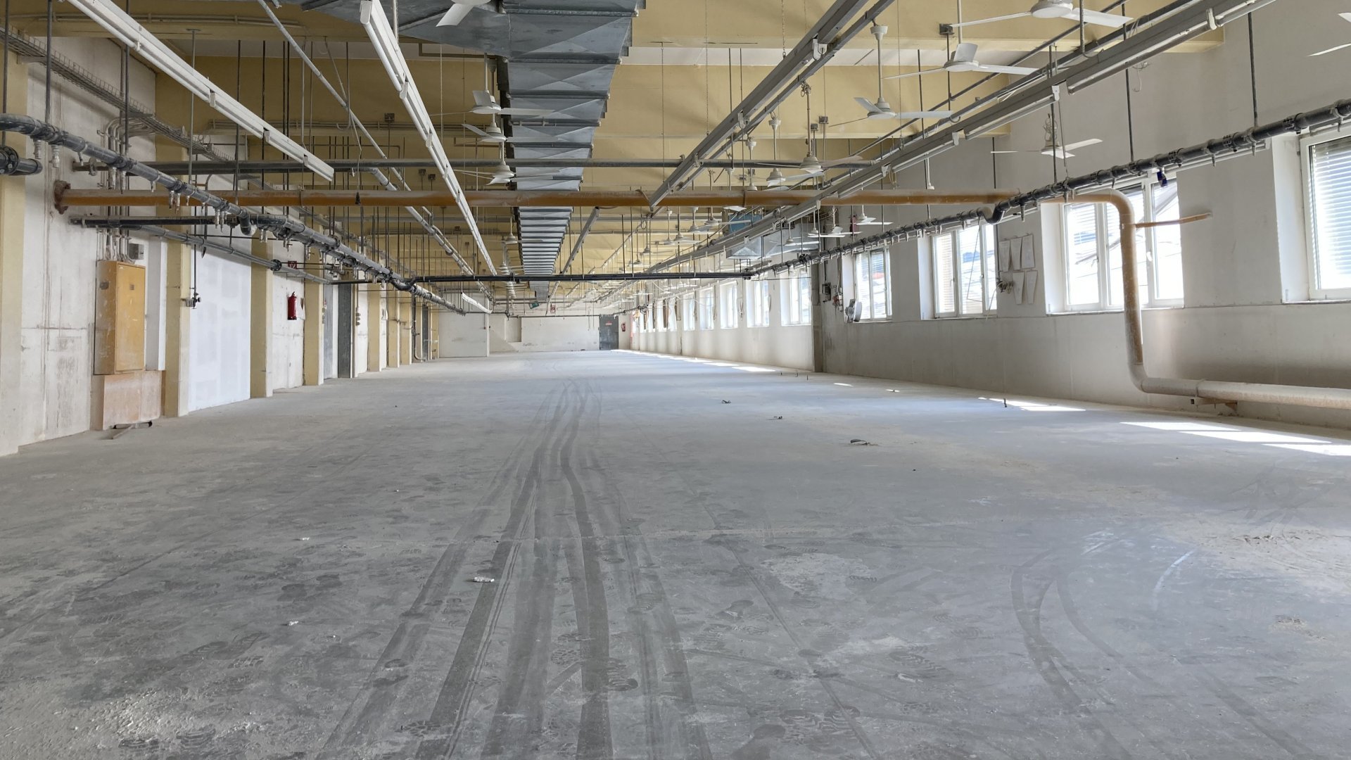 Innenansicht einer leeren große Industriehalle