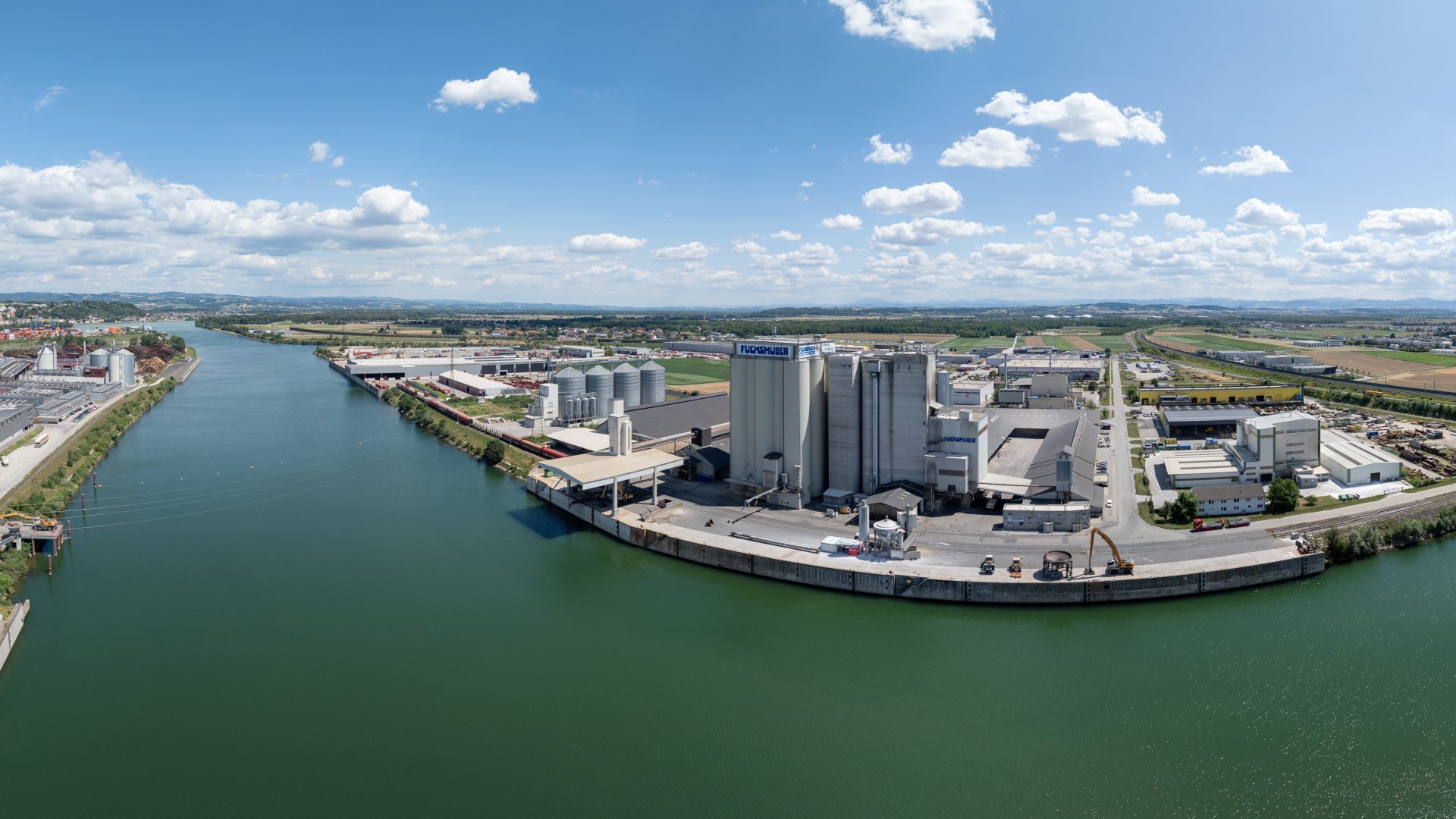 Drohnenansicht Ennshafen mit Hafen, Laderampe und der Stadt Enns