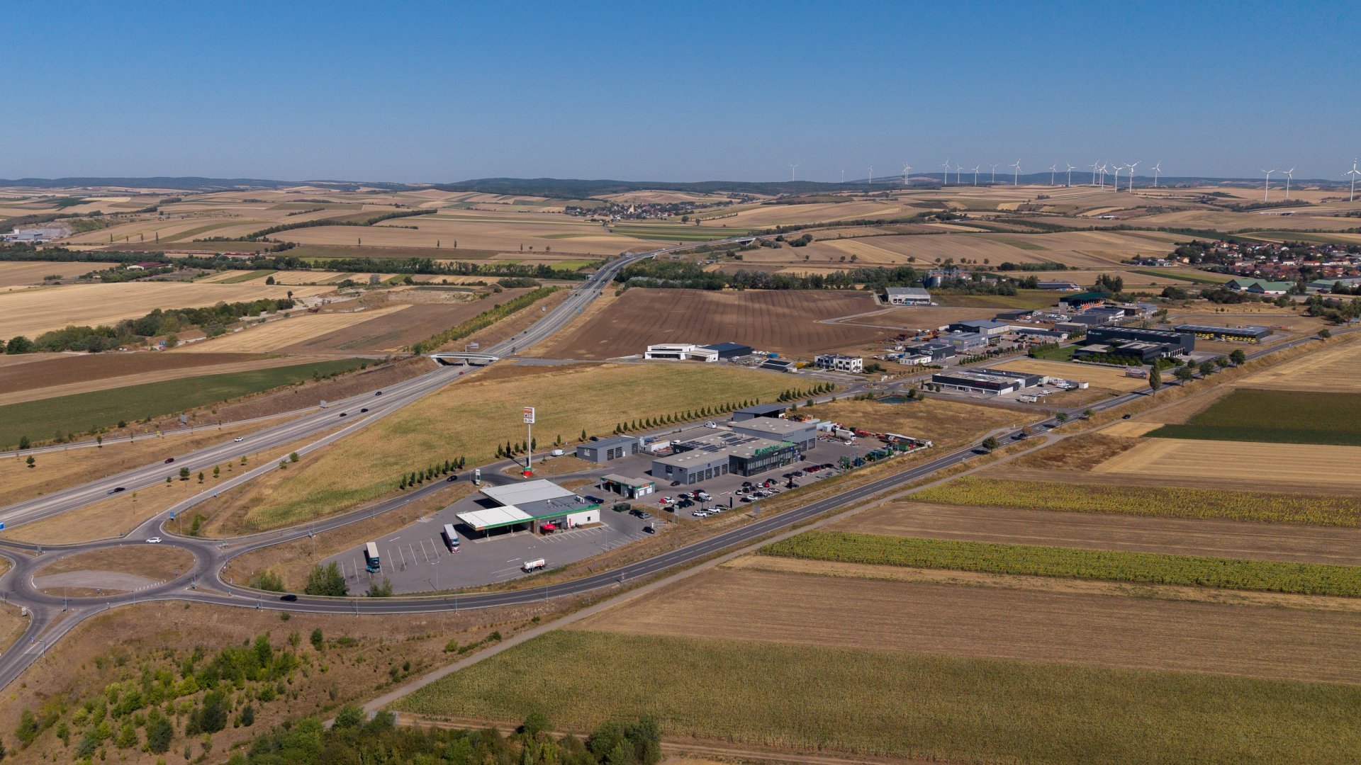Drohnenansicht des Wirtschaftspark Mistelbach-Wilfersdorf neben der Autobahn A5 im Weinviertel