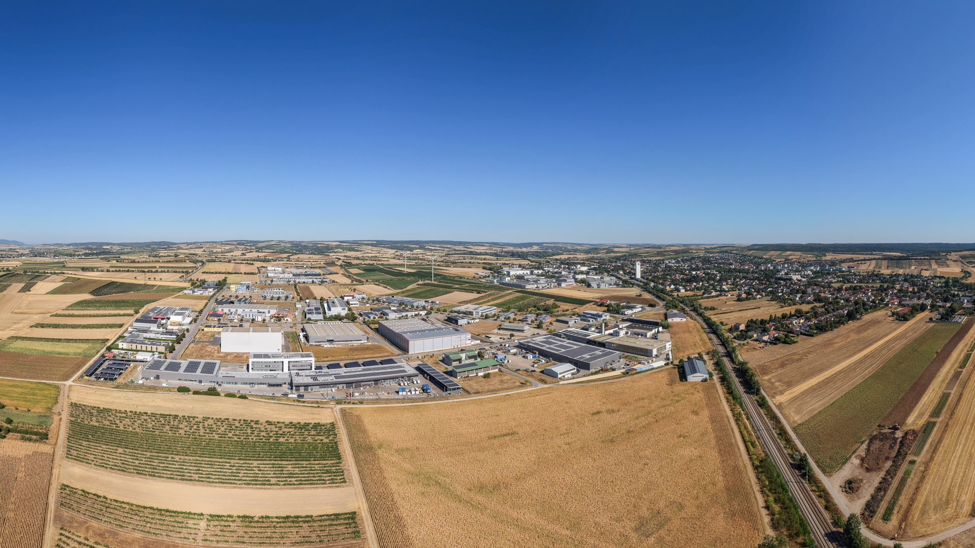 Luftbildpanorama von Wolkersdorf mit Wirtschaftspark-Areal