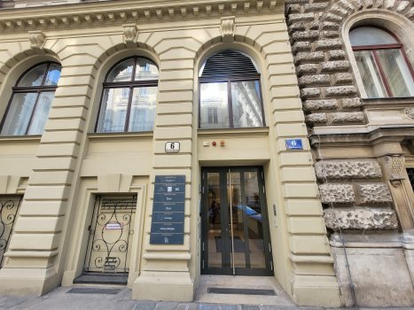 Außenansicht eines Hauses mit Eingangsbereich Rockhasse 6 Türschild