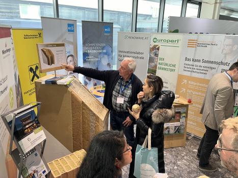 Int. Passivhaus Fachausstellung Innsbruck 2024 Roland Meingast LOPAS (C)Ecoplus IMG 3941 Mann deutet auf Roll-up
