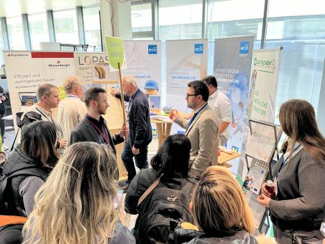 Int. Passivhaus Fachausstellung Innsbruck 2024 Fuad Sadic BVST (C)Ecoplus IMG 3903 Mann bei Messestand