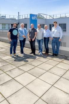 Projektgruppe bei ofi Gebäude auf Dachterasse