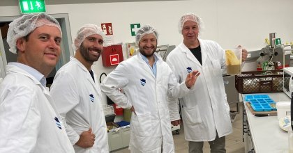 Projektgruppe bei der Herstellung von Seifen