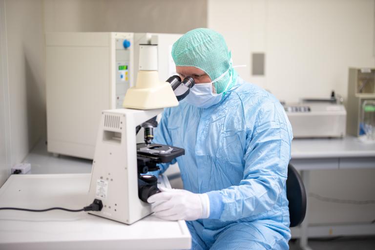 Forscher am Mikroskop