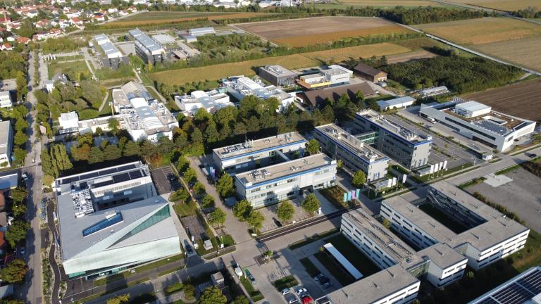 Drohnenfoto mit allen Bauteilen vom Technologie- und Forschungszentrum Tulln