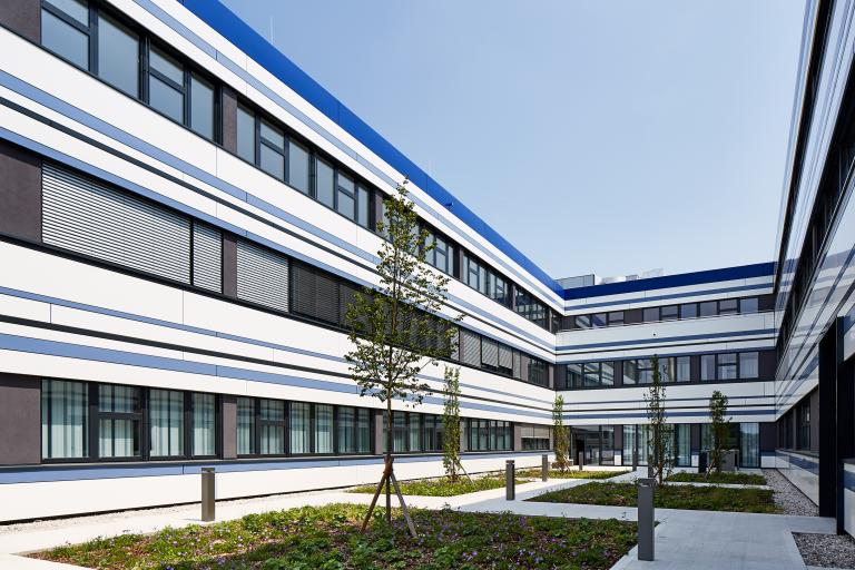 Modernes Gebäude mit begrünten Innenhof