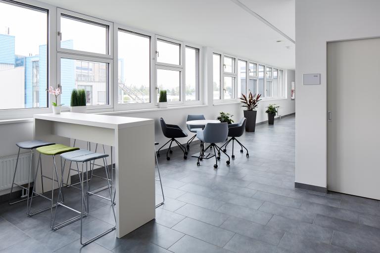 TFZ Seibersdorf Innenbereich mit diversen Sitzgelegenheiten