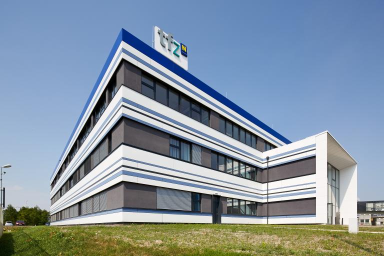 TFZ Seibersdorf Außenansicht aus der Froschperspektive mit Wiese im Vordergrund