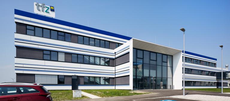 TFZ Seibersdorf Außenansicht mit einem roten Auto